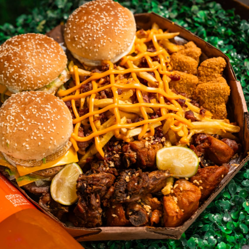 3 x montanh ( pão gergelim , 2 carnes , 2 ovos , 2 queijos , bacon , maionese temperada , catchup , cheddar cremoso ,salada )6 nuggets ,porção de frango à passarinho , Batata com cheddar e bacon .