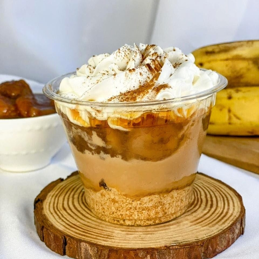 Servido no copo de 250 ml, compõe: Farofa de biscoito da vaquinha(Piraquê) no fundo, mouse de doce de leite Caseiro, doce de banana caramelizada, um chantininho maravilhoso e um biscoito dando um toque final.... Só de falar deu água na boca ...kkk   ___Esse Produto É Servido Super Gelado, Caso Queira, Solicite O Aquecimento___               ______Tags___________ Bolo, Brownie, copo da felicidade, bolo no pote, coca cola, bolo de cenoura, chocolate, cookie, Nutella, Ninho, ferreiro rocher, Brownie no pote, morango, chocolate, brigadeiro, bolo vulcão, torta cookie, doces, chocolate, confeitaria, Sepetiba, Entrega grátis, taxa grátis, cupom de desconto, banoffe, Bombom de uva, Kinder bueno, red velvet, maracujá.