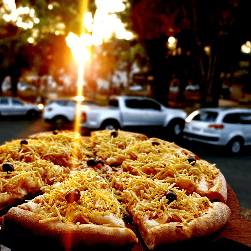 Molho de tomate caseiro, farta porção de strogonoff de frango, requeijão cremoso, champignon cobertos com batata palha especial.