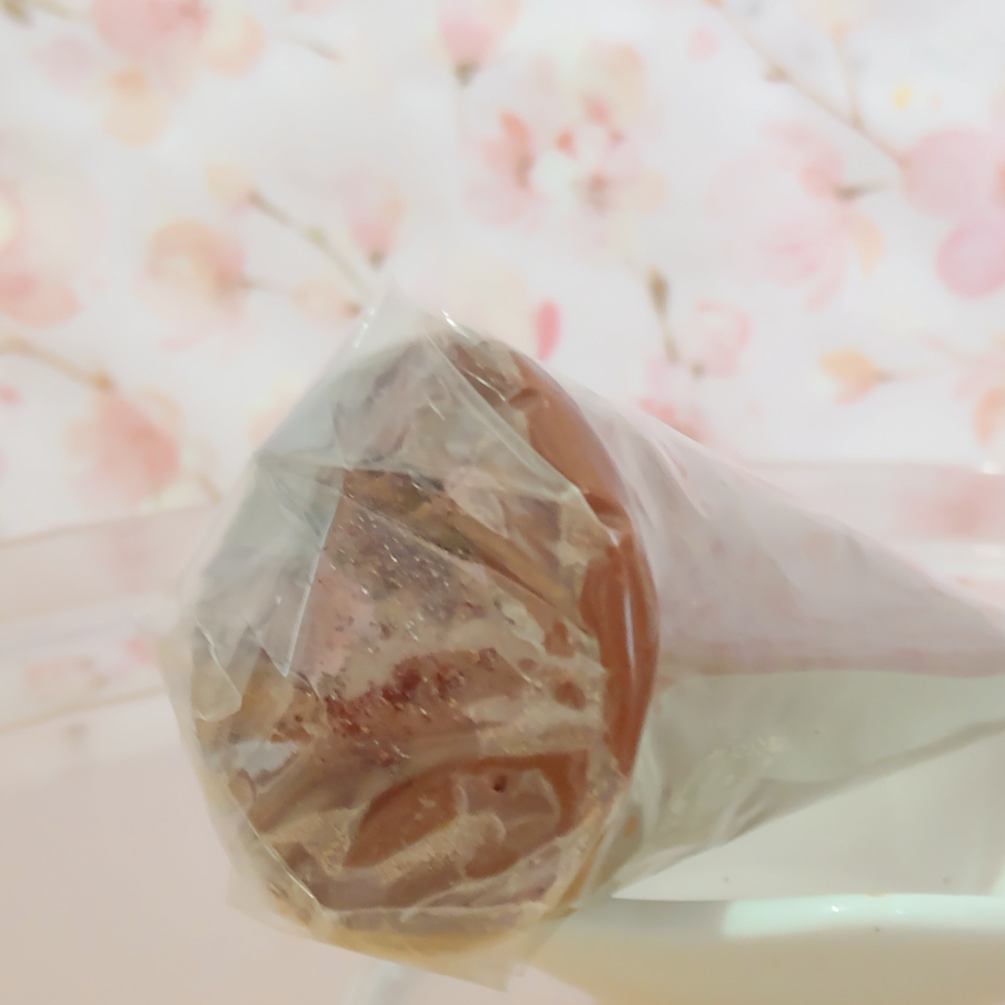 Cone refrescante e gelado de Brigadeiro cremosinho de Ovomaltine, com crocante de Ovomaltine . Feito com casquinha doce coberto de cobertura ao leite. Bem geladinho.