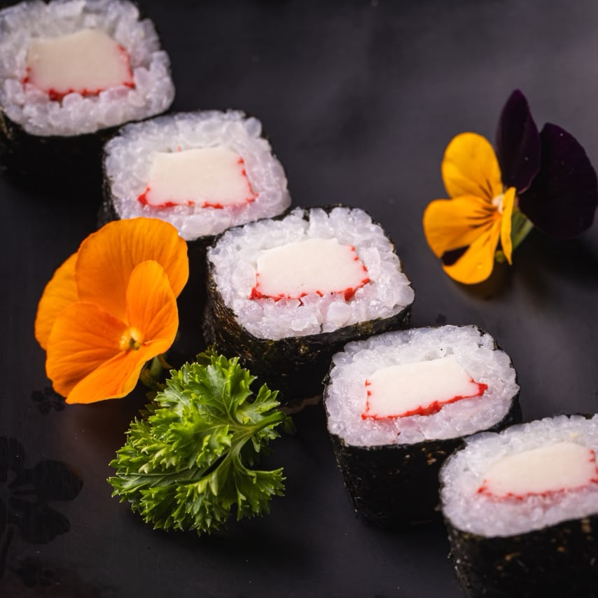 5 peças - Hossomaki Kani: clássico japonês preparado com arroz japonês e alga nori, recheado com kani kama de sabor suave e irresistível. Uma opção leve, deliciosa e perfeita para quem ama a culinária japonesa tradicional! 🍣✨