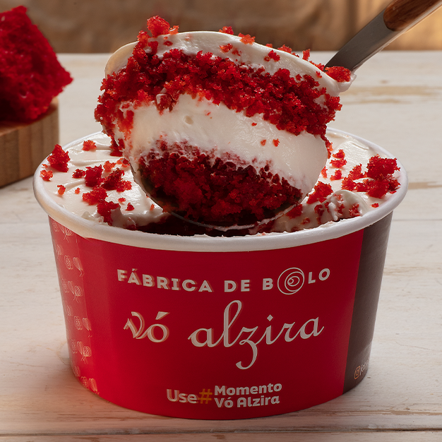 Bolo de Pote caseiro, feito com duas camadas de bolo red velvet, com recheio e cobertura do delicioso creme de cream cheese. Imagem meramente ilustrativa.