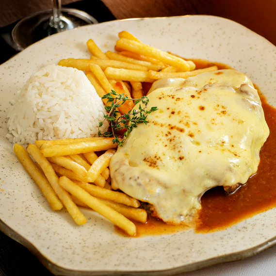 Filet de Mignon á Parmegiana com arroz, fritas.