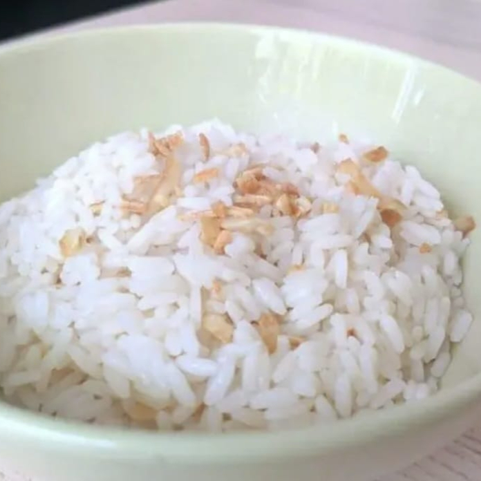 Delicioso arroz soltinho com alho frito.