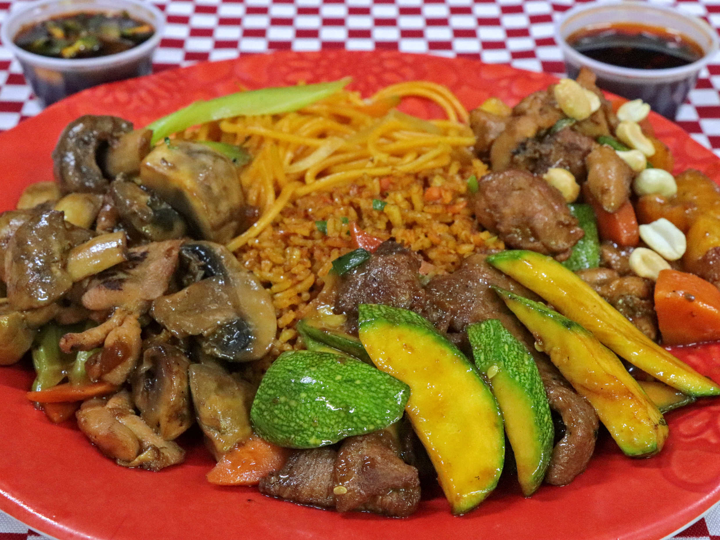 Pollo almendrado, pollo champiñones y carne calaba