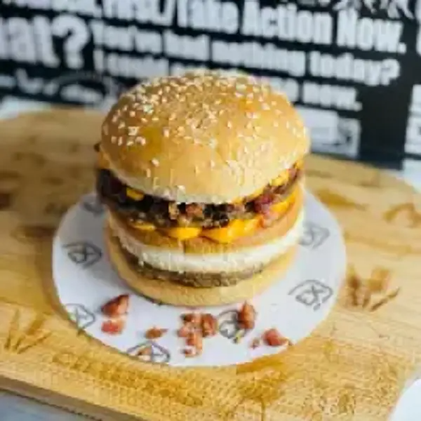 Big cheddar bacon: pão de dois cortes, dois hambúrgueres, alface, queijo cheddar cremoso e bacon em cubos. (refrigerante conforme disponibilidade do restaurante).