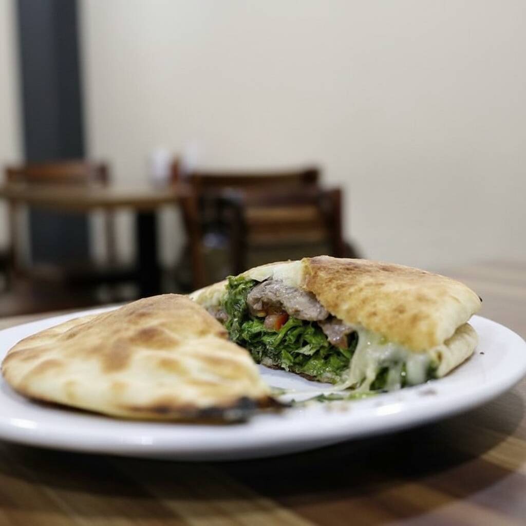 Suculente filet mignon grelhado com tempero árabe especial, alface, tomate, maionese, queijo