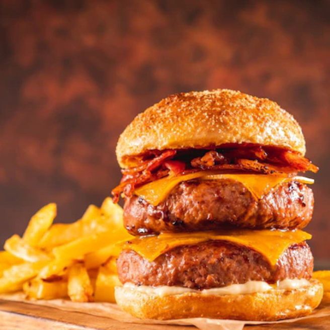 Burguer TRIPLE CARNE con porción de papas fritas