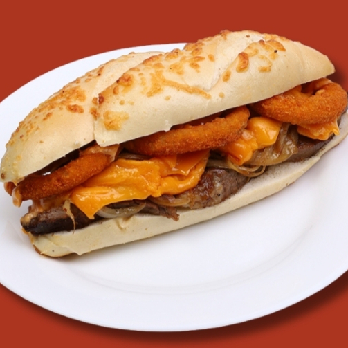 Saboroso sanduba de contra filé acebolado com cheddar e onions.