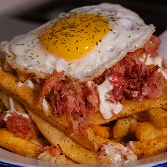 Batata frita coberta com pernil desfiado, cozido lentamente com especiarias, sour cream, queijo muçarela e ovo frito com gema mole. Aprox. 450g
