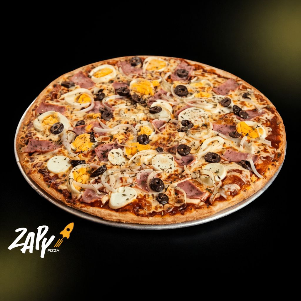 Muçarela, molho de tomate, ovo, cebola branca, presunto e azeitona roxa.