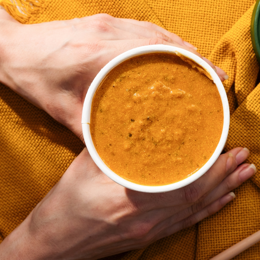 (Consumo imediato) Nosso Creme de Cenoura Thai é feito com cenoura, coco e pasta de amendoim. Pra finalizar, deliciosos pedacinhos de tofu defumado por cima da sopa dão uma crocância e sabor especial! O resultado é uma sopa naturalmente proteica (14g de proteína vegetal na porção de 400g) e rica em fibras que vai te trazer saciedade e satisfação! *Esta sopa é produzida no Dia e chega quentinha na sua casa. (Porção 400g: 288 kcal)