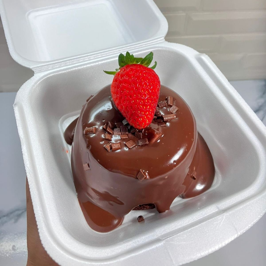 Bolo de chocolate 50% cacau, super macio, recheado com pedacinhos de morango fresco e finalizado com uma deliciosa brigaganache de chocolate meio amargo e granulado. Simplesmente irresistível!