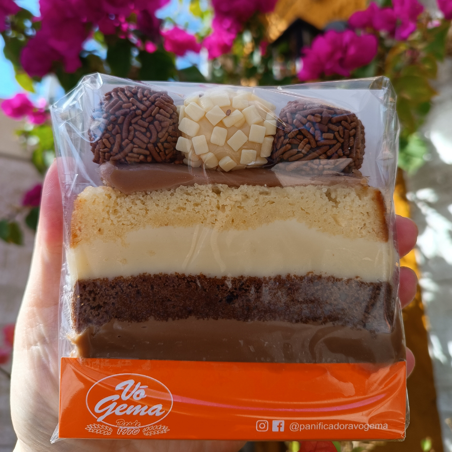 Massa preta e massa branca, recheio generoso de brigadeiro belga e quatro leites, decorado com 3 deliciosos brigadeiros