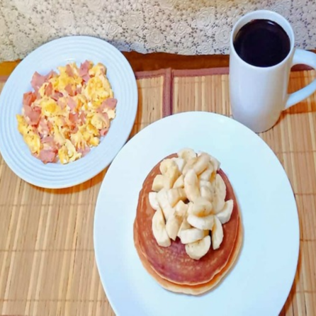Huevos Revueltos + Hot Cakes con Plátano + Bebida