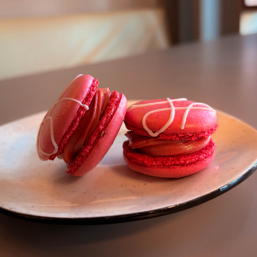 Macarons com recheio de frutas vermelhas naturais, morango, amora e framboesa. Feito com farinha de amêndoas sem glúten e merengue italiano.