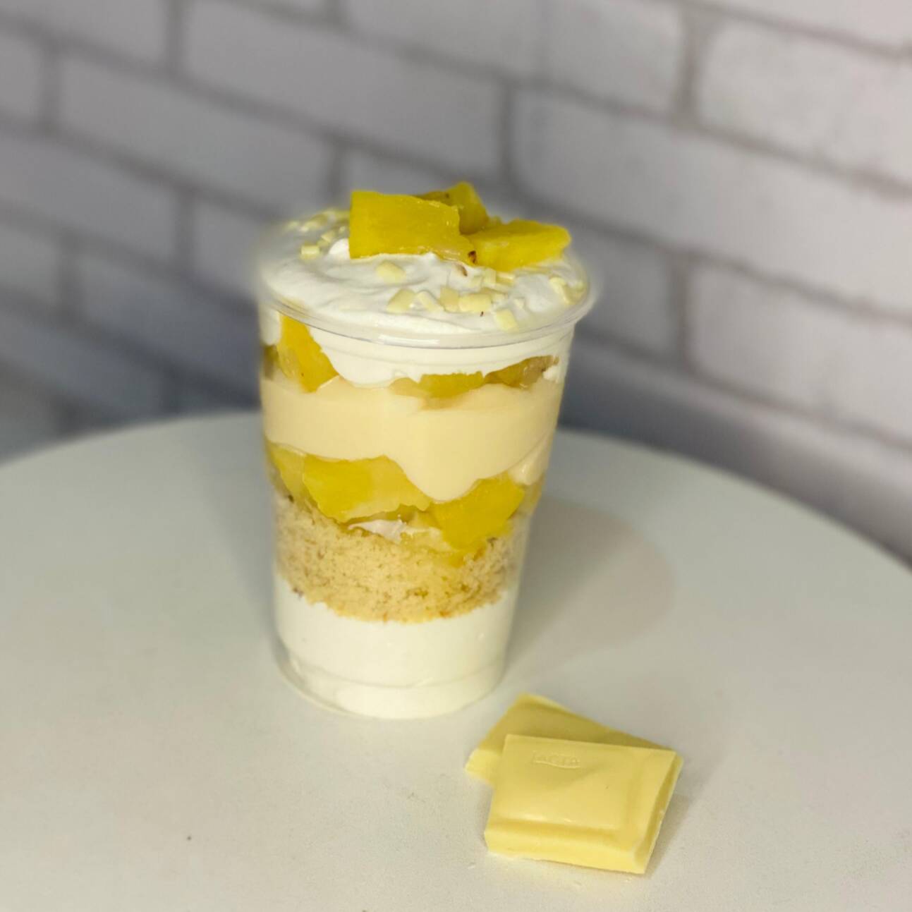 Para quem gosta de uma opção mais suave e equilibrada de doce, essa é a certa, copo c/ mousse de ninho, bolo de massa baunilha, abacaxi em calda picadinho, brigadeiro de ninho cremoso, finalizado c/ mais abacaxi e granule de chocolate nobre.