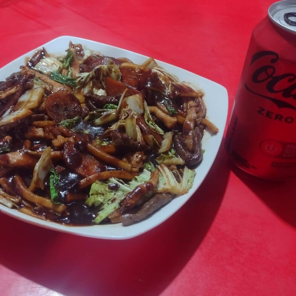 Macarrão, carne, frango, legumes, ao molho shoyu. Aproximadamente 600g + Coca-cola lata 350 ml zero ou tradicional.