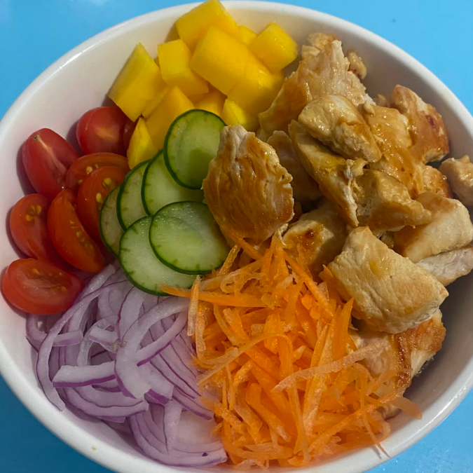 Poke de Frango Teriyaki 500ml Uma combinação leve, saborosa e completa: base de arroz, frango ao molho teriyaki, tomate cereja, sunomono, edamame, cenoura, manga e avocado. Finalizado com molho teriyaki para trazer aquele toque agridoce e marcante que combina perfeitamente com os ingredientes frescos