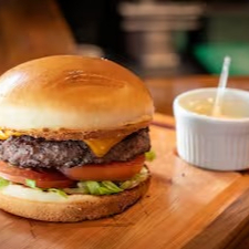 Sanduíche saudável, com carne suculenta, salada fresca e molho especial, ideal para quem busca leveza.