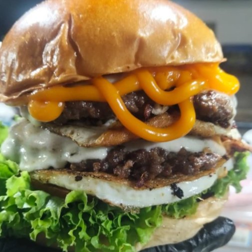 Calabresa, dois ovos, dois queijos, dois presuntos, duas carnes , e molho cheddar