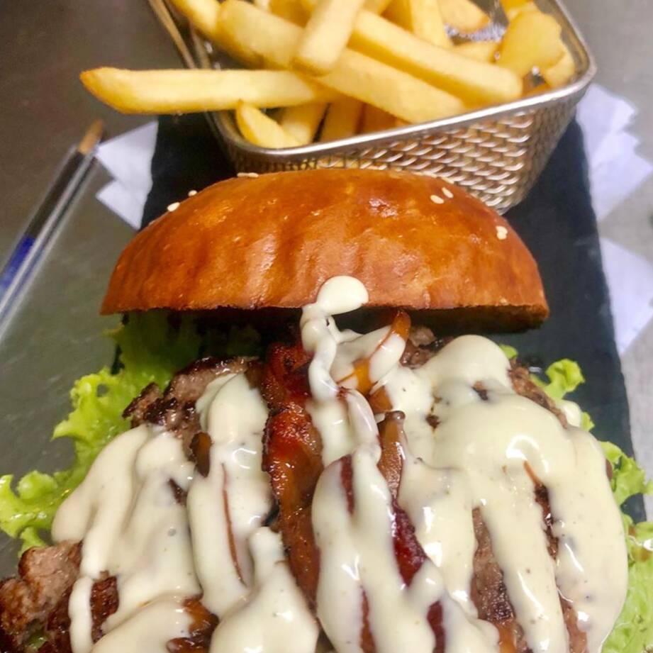 Chickenburger + Papas + Refresco del Día
