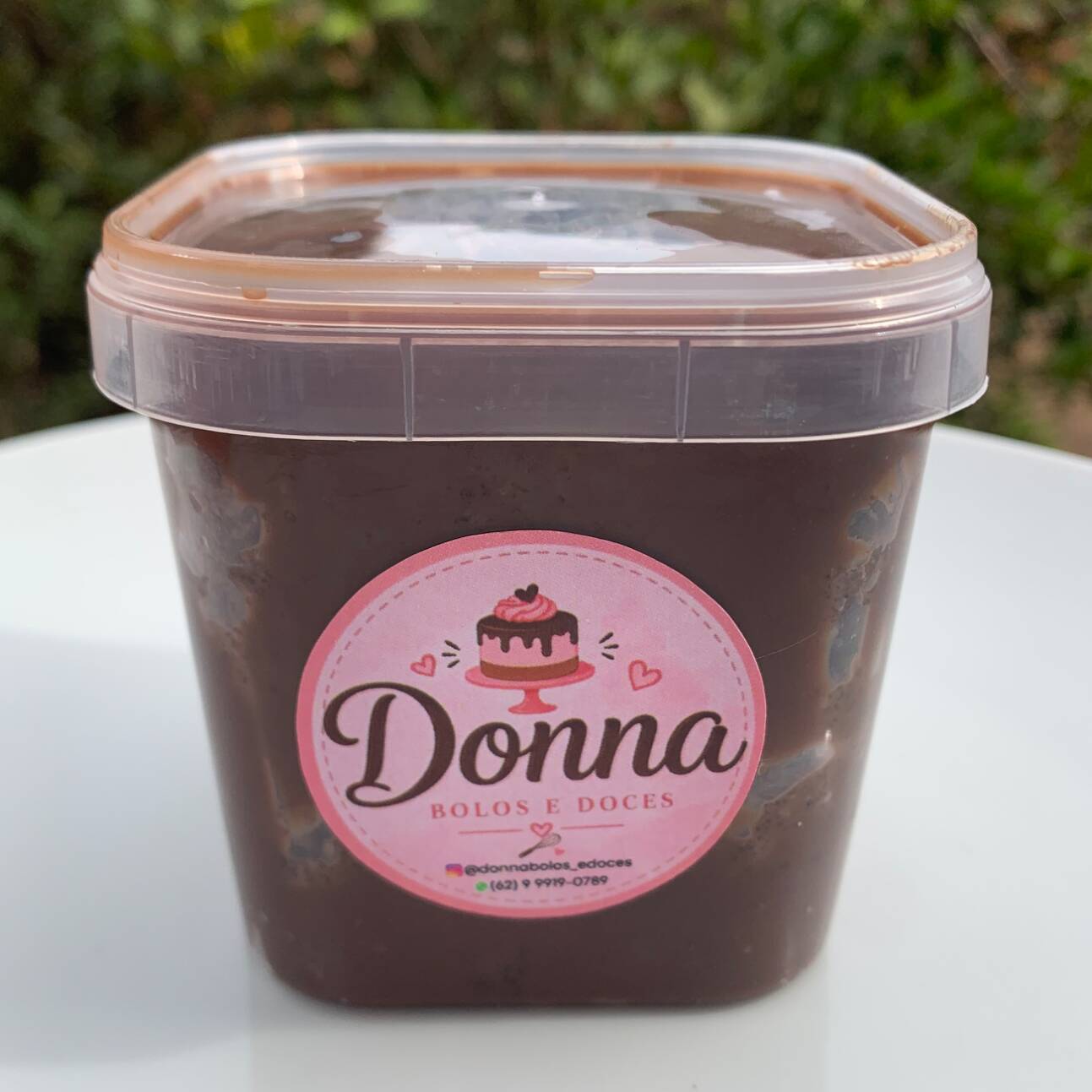 Para os verdadeiros amantes de chocolate! Camadas de bolo de chocolate fofinho, recheio de brigadeiro cremoso e muita cobertura de chocolate. Uma sobremesa irresistível, cremosa e cheia de sabor! 😍🍫