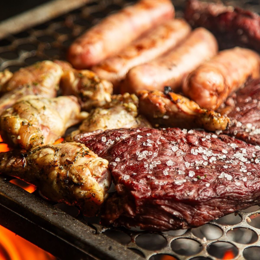 (Serve 6 pessoas) Proteínas: Frago,Carne,Calabresa,Toscana e Porco. acompanhamentos: Arroz Branco , baião, tropeiro, farofa, salada crua, salada de maionese, batata , pão de alho