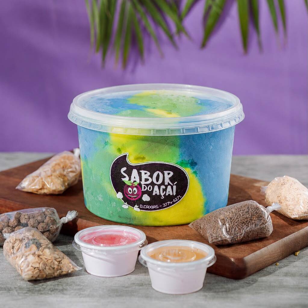 **Napolicopa 🍨**
O clássico sorvete no copo que todo mundo ama! Uma combinação irresistível de três sabores: **morango**, **chocolate branco** e **baunilha**, formando uma sobremesa cremosa, refrescante e perfeita para qualquer momento. Ideal para matar a vontade de um doce com muito sabor.