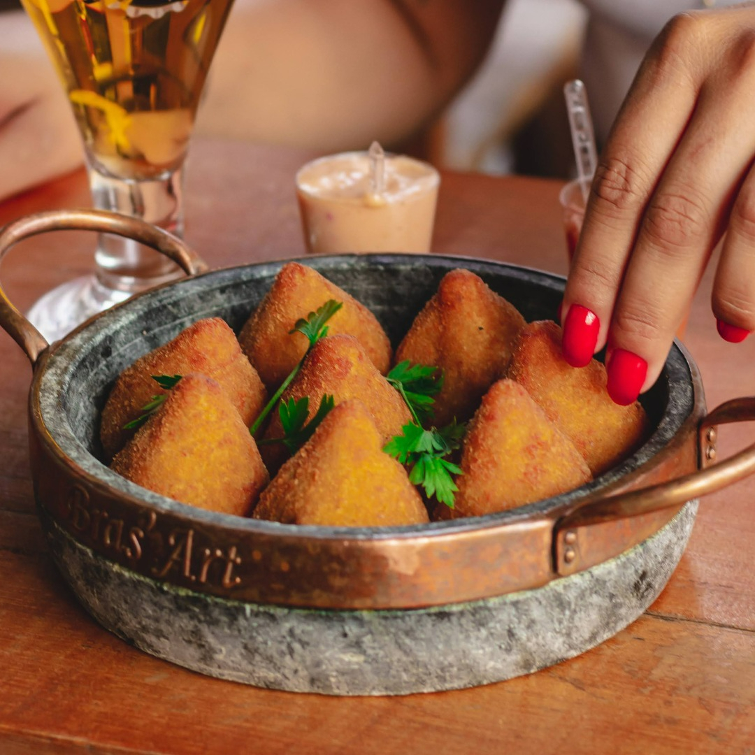 massa cremosa por dentro e sequinha por fora, recheada c/frango e catupiry - 8 unidades