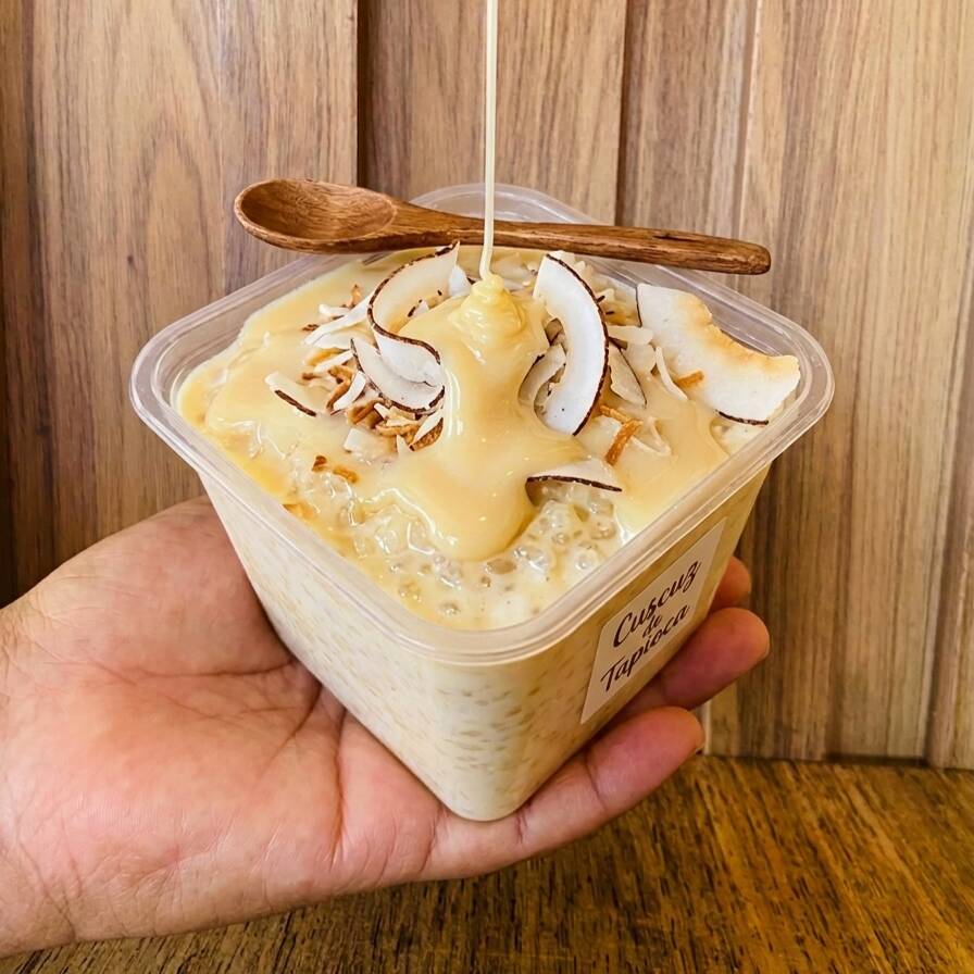 Cuscuz feito com tapioca granulada,leite de coco,coco fresco.Nosso cuscuz é servido gelado com coco fresco ralado e leite condensado.