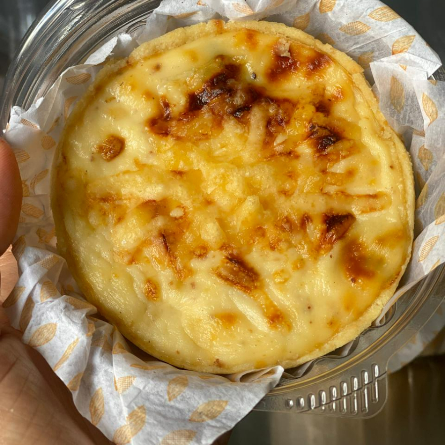 Clássica torta francesa a base de Pâte Brisée recheada com frango cremoso, cubos de queijo mussarela e Creme branco e leve toque de noz moscada.----Tags------bolos caseiro, quiches, sobremesas, bolo no pote, verrines, sobremesas de colher, salgados, coxinha, frete grátis, combos, promoção, mini bolo, croissant, pão de batata, pães, presente, camarão, frango, calabresa, sorvete, semifredo, entrega rápida, chocolate, maracujá, chocolatudo, docinho, doce, promoção, oferta, mini bolo, caseirinho, caseirinho de chocolate, banoffe, tart banoffe, deleite, Ninho, doce de leite, parmesão, banana, torta de banana, canela, torta, quiche, quatro queijos, gongonzola, Catupiry manjericão, caramelo salgado, bacon, bechamel, banana, crocante, tomate, caprese, requeijão, cremoso, temperado, pão, lanche, lanche rápido, cinnamon, cream cheese, creme de queijo, pão delícia, queijo parmesão, charque, massa folhada, frango cremoso.