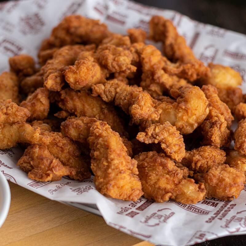 Tirinhas De Frango Empanadas, Crocantes Por Fora E Suculentas Por Dentro, Perfeitas Para Petiscar Ou Combinar Com Seu Lanche!