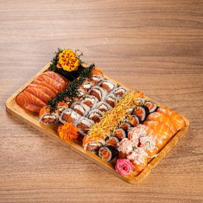 10 Uramaki Filadélfia, 10 Uramakis Especiais com Crisp, 10 Hossomakis, 4 Joes com Patê de Salmão, 4 Niguiris de Salmão, 6 Sashimis de Salmão. 2 Hashi, 2 Shoyu, e 2 Guardanapos