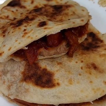 GORDITA DE HARINA O MAIZ DE NOPALES Y CHILE ROJO.