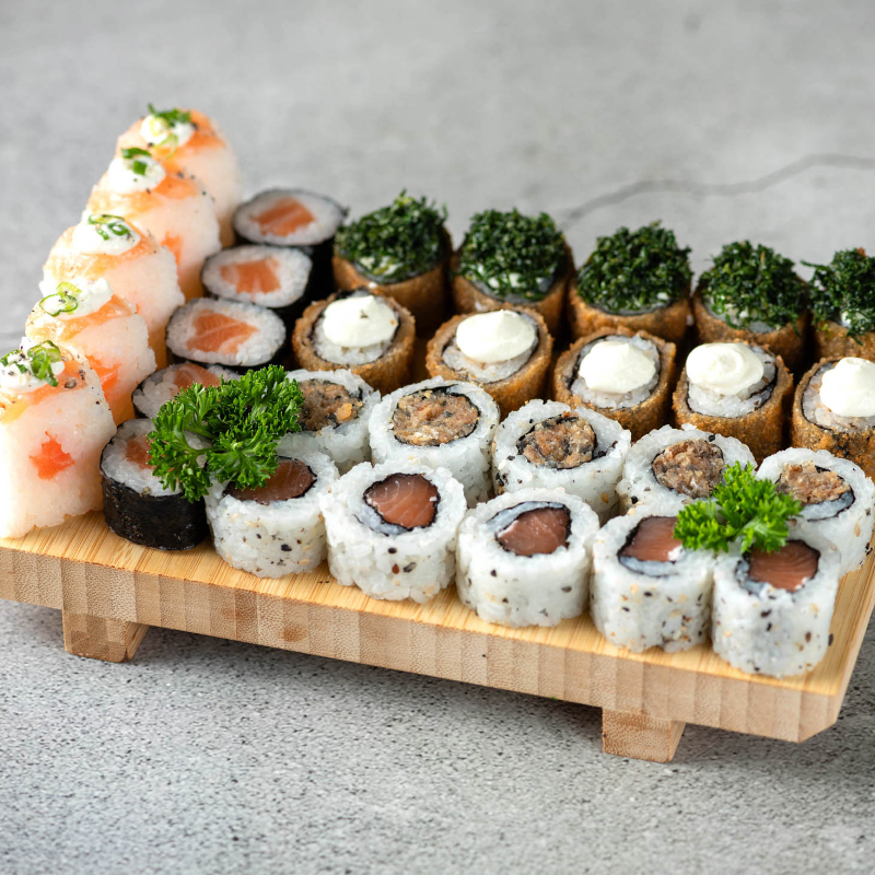 5 uramakis de salmão, 5 salmão makis, 5 uramakis skin, 5 bateras, 5 hots holl, 5 hots couve. não poderá ter trocas de sushis