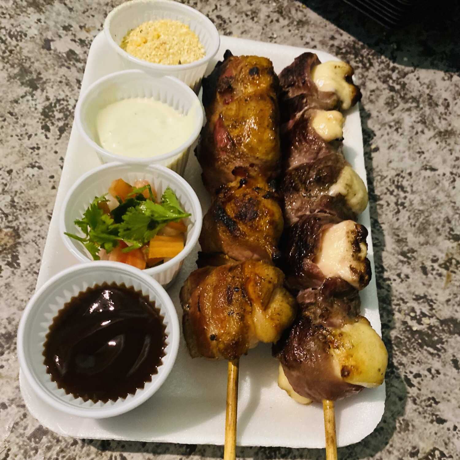 Deliciosos espetinhos de frango, preparados para ficar douradinhos e suculentos, acompanhados de 4 acompanhamentos à sua escolha entre nossas opções: farofa, vinagrete, molho barbecue e creme de alho. Você escolhe seus favoritos e monta seu prato do seu jeito!