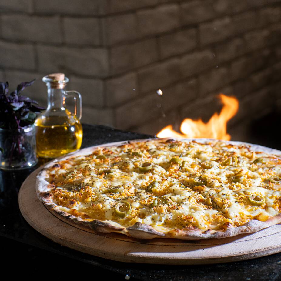 Massa Fina de longa fermentação, Mozzarella, molho da casa, azeitonas, frango e catupiry