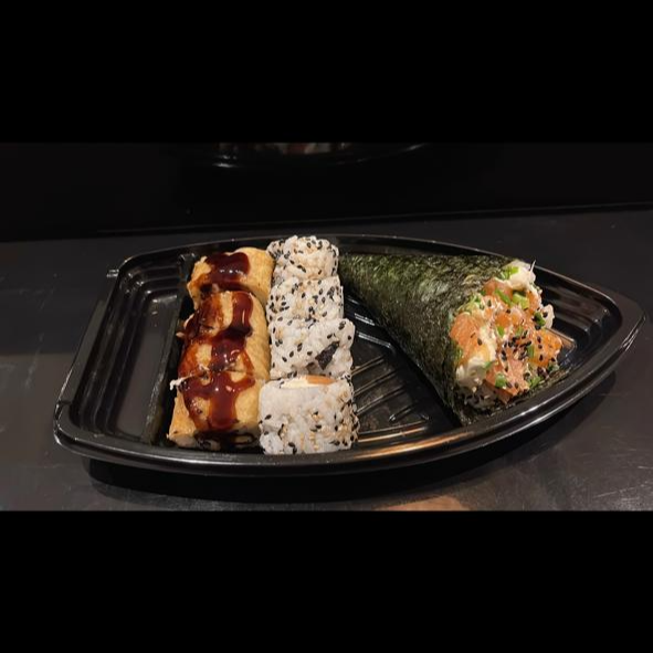 Uma combinação irresistível para quem ama salmão! Acompanha 1 temaki de salmão completo, 4 hot rolls crocantes e 4 uramakis de salmão com cream cheese. Variedade e sabor na medida certa para aproveitar seu momento Aô.