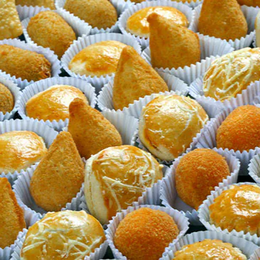 10 mini salgados assado, sabores a escolha: esfiha de carne ou frango - empada de frango ou palmito