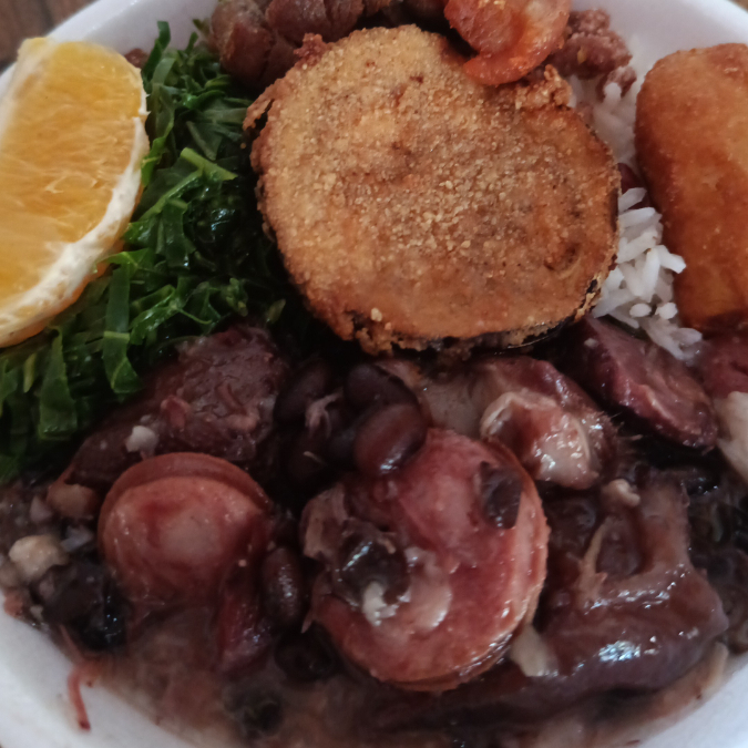 Uma deliciosa feijoada suculenta. Acompanhada de : Arroz,farofa, couve, torresmo, banana frita e laranja frita
