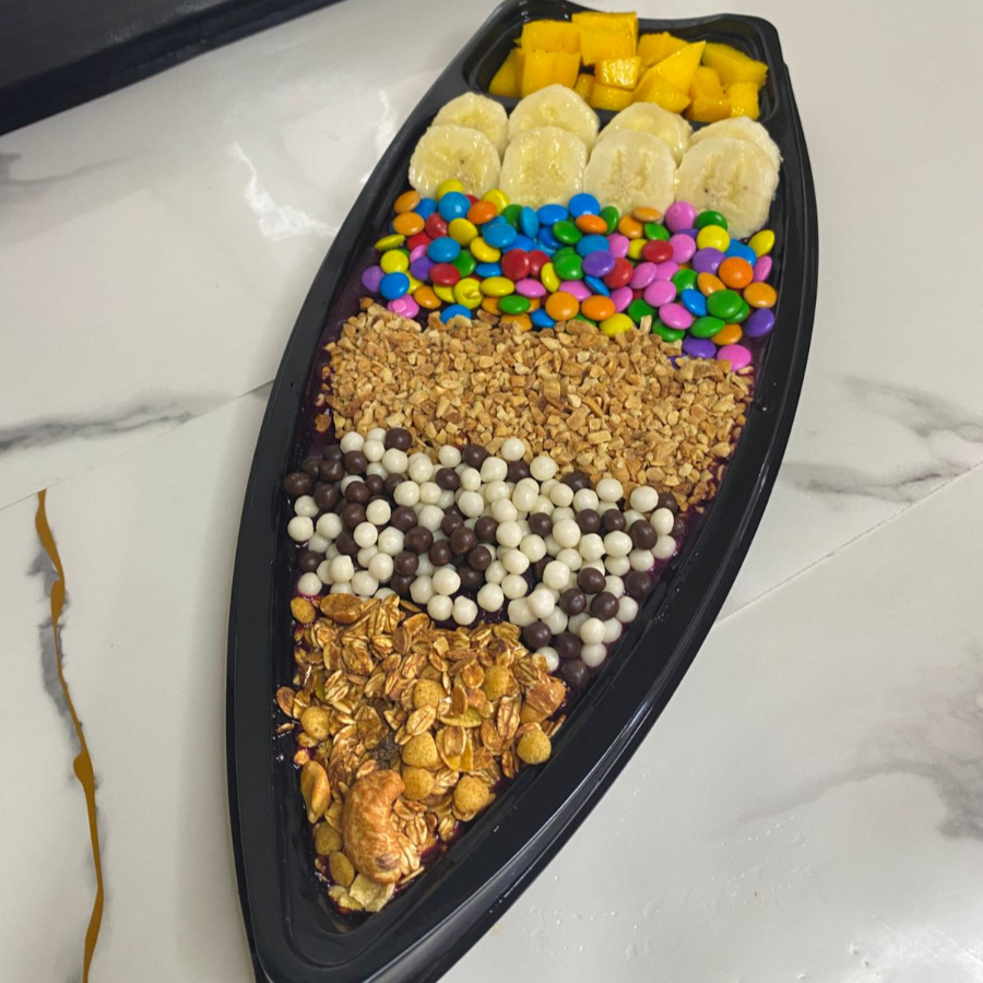 Barca 500g com 2 frutas, 5 complementos e 1 calda (O PEDIDO PODERA SOFRER ALTERACOES ESTETICAS DEVIDO AO TRANSPORTE)*