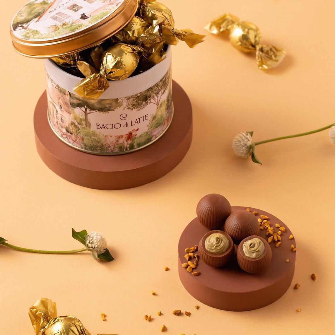 Caixa com 12 unidades de bombons de chocolate ao leite com recheio de pistache. Contém 120 gramas de bombons.