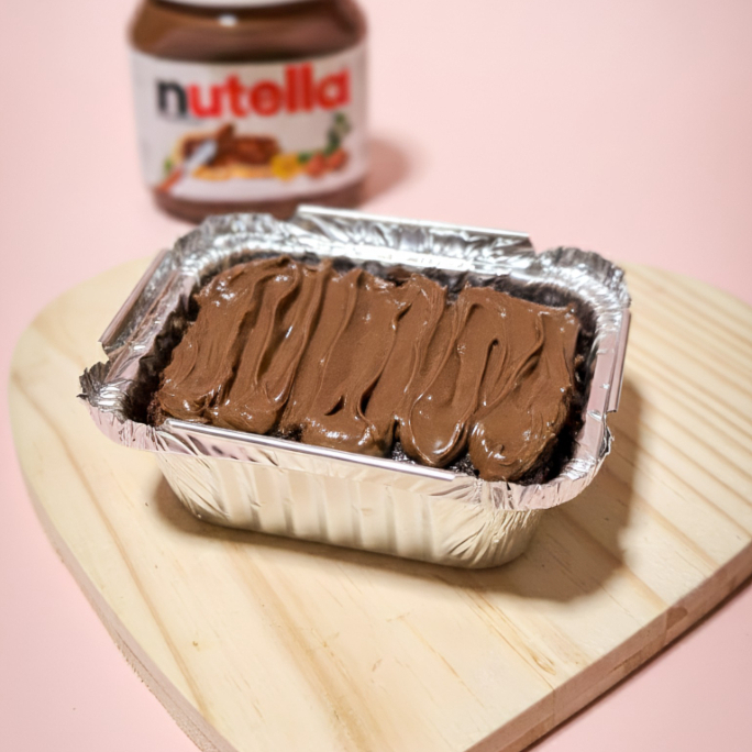 Esse é o Brownie Marmitinha Nutella, a escolha perfeita para quem não resiste a uma explosão de chocolate com avelã. Uma porção irresistível, feita para matar a vontade na primeira colherada e deixar qualquer momento muito mais doce. Tamanho 8×10cm - aprox 120g
