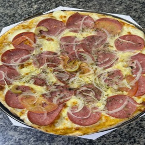 Massa Artesanal , Molho Caseiro ,Calabresa ,Tomate, Cebola ,Azeitona e Oregano, Cheddar ou Catupiry.