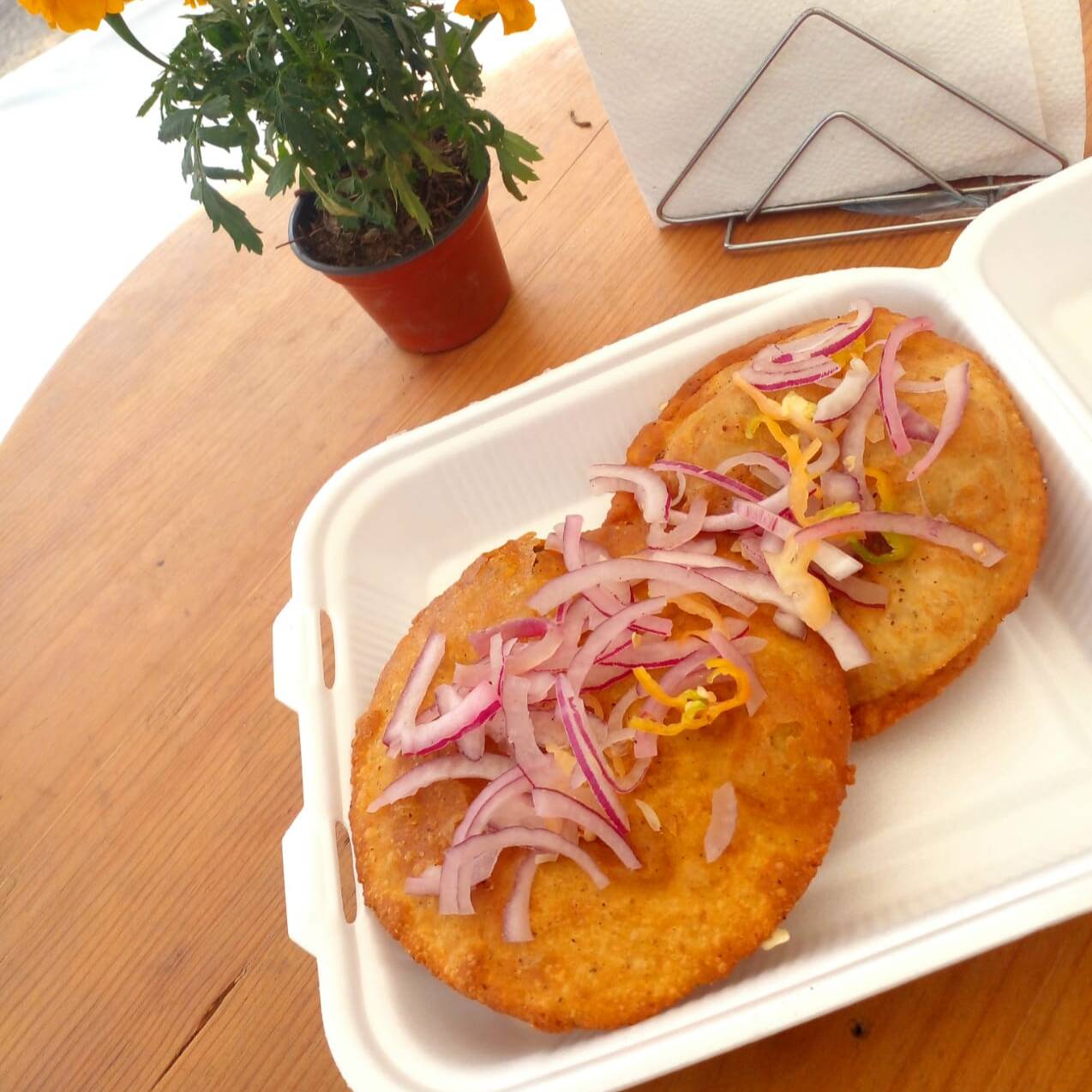 Panuchos Grandes + Fruta + Café