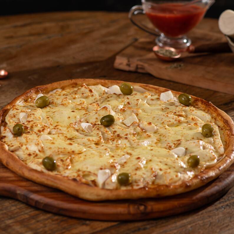 Molho de tomate Italiano, palmito, muçarela, orégano e azeitonas verdes sem caroço.