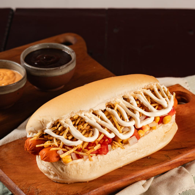 Pão prensado na chapa, 2 salsichas (PERDIGÃO), salada de tomate e cebola frecos, milho, maionese, batata palha, ketchup, mostarda e pra finalizar catupiry cremoso.