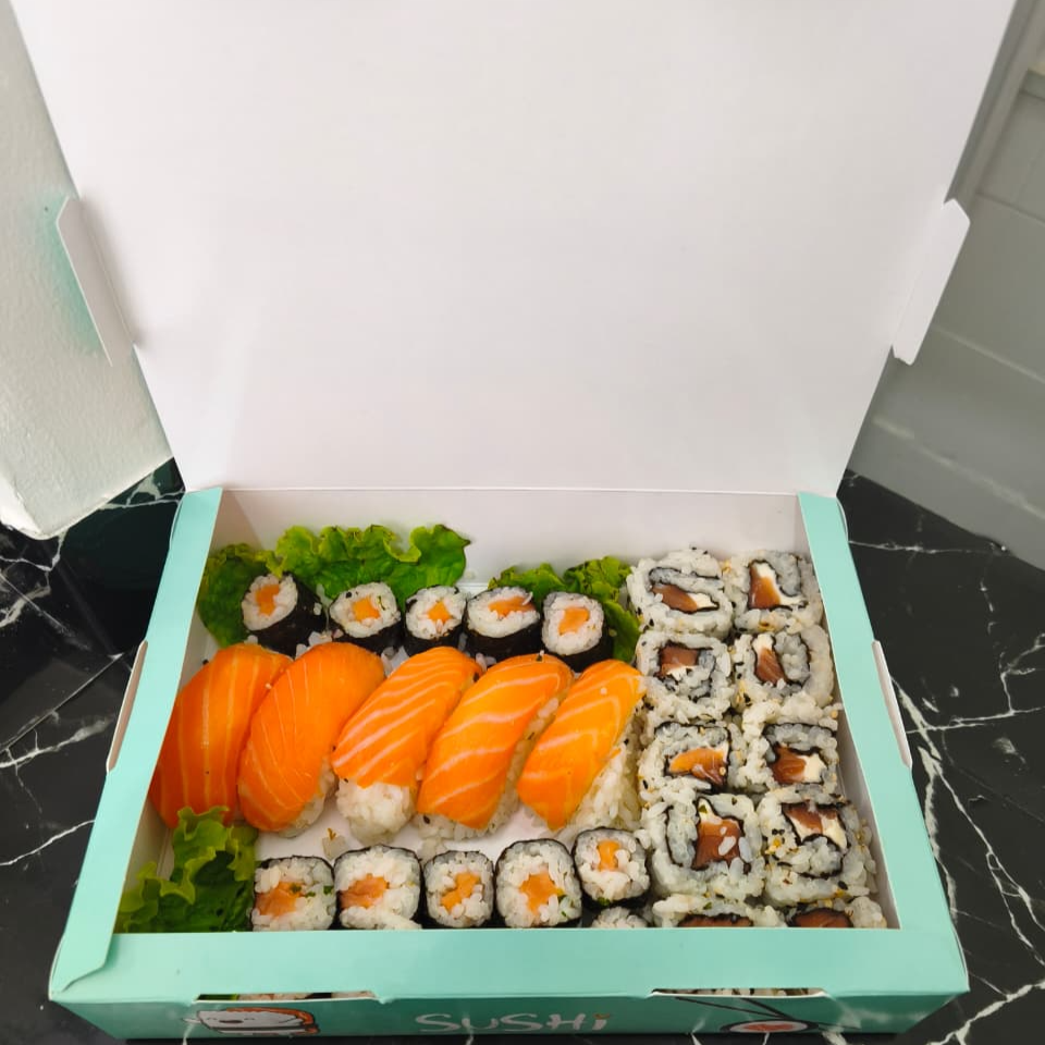 15 hossomaki salmão, 5 niguiris de salmão e 10 uramaki de salmão. Acompanha 2 hashis, 2 saches de molho shoyo e 2 saches de tarê.