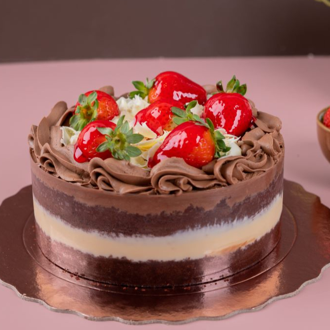 Uma deliciosa fatia de nosso bolo com creme trufado branco e mousse de chocolate a combinação de sabores perfeita